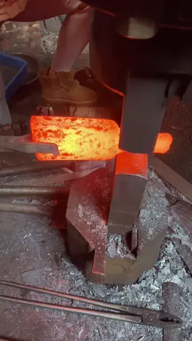 Red-Hot Steel Forging – Powerful Hammering and Shaping, So Satisfying 🔥⚒️✨