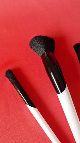 Pincéis de alta qualidade é com a belezze! cerdas macias e densidade perfeita para uso no dia a dia! #maquiagem #makeup #PincéisEssenciais  #MakeupLovers  #dicasdebeleza  #challenge 