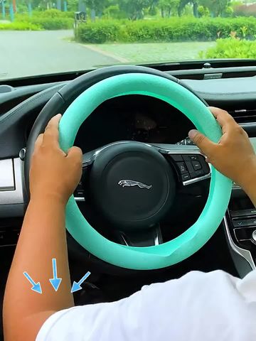 Tay lái silicon, lạnh, lái xe trên nó trong một ngày nóng.