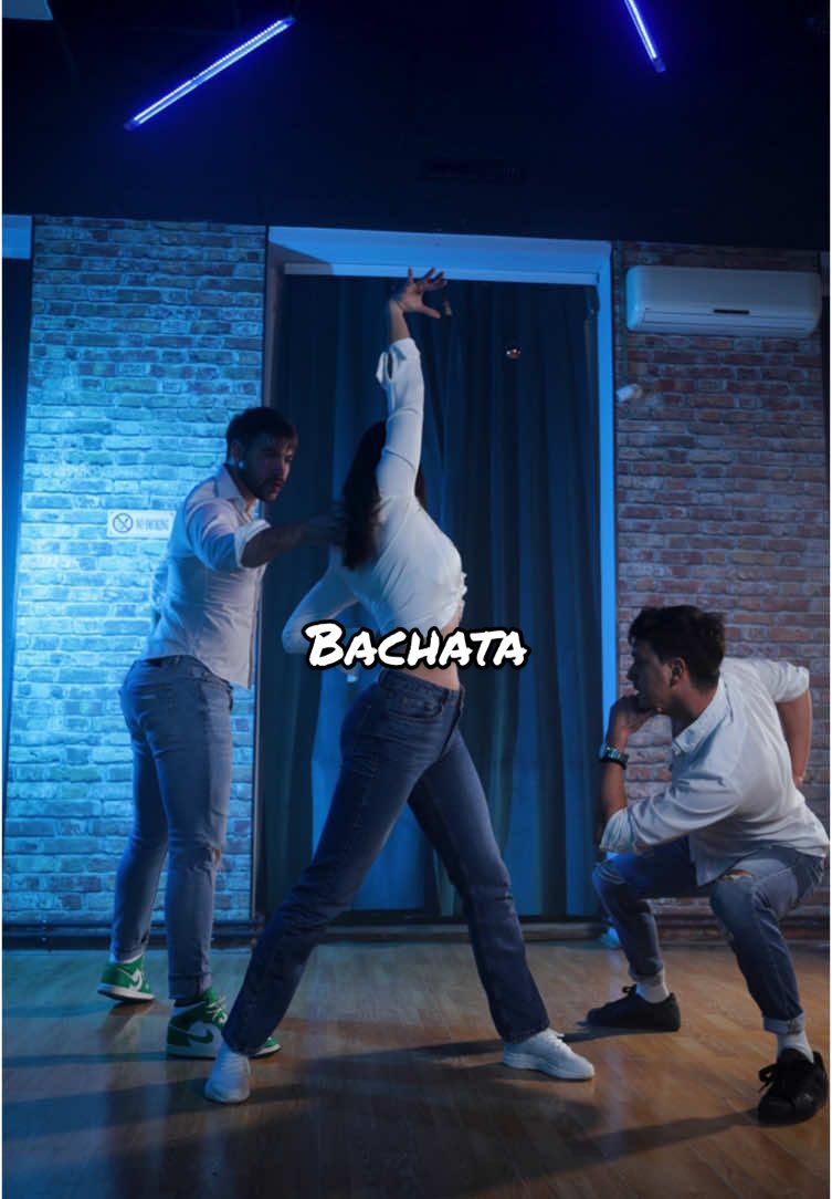 Bachata footwork je stil plesanja koji kombinuje klasične elemente bachate sa modernim plesnim pokretima, često uključujući brze i dinamične korake. U plesnom studiu Escape, učimo kako da izrazimo svoju kreativnost kroz ritmičke pokrete i senzualnost bachate, uz fokus na partnerstvo i komunikaciju. Pridružite se našem kursu i otkrijte čaroliju bachate! 💃🕺🏻💫 Upis je u toku! @Luka Loncarevic @Nemanja 06 