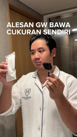 paling bener bawa alat cukur sendiri deh kalo kemana2 wkwk tapi agak bosen sama clean looks HAHAH pengen cobain jenggotan sama kumisan 🤣 #mensgrooming #cukurjenggot #alatcukur #cukurkumis #GlowUp #cukurnextlevel #fasmach #paidpartnership #ad @gilletteindonesia 