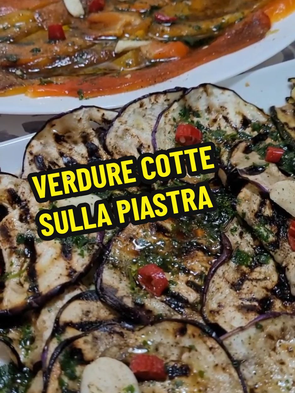 SEMPRE BUONE E GRADITE DA TUTTI E POI OTTIME CON OGNI ABBINAMENTO, LE VERDURE SULLA PIASTRA, COSI' OGGI HO FATTO UN TRIS DI MELANZANA, ZUCCHINA E PEPERONE, UN CONTORNO VERAMENTE SQUISITO E LEGGERO. 😉  📌 INGREDIENTI:  1 MELANZANA  1 ZUCCHINA  2 PEPERONI  📍PER LA SALSA:  MEZZO BICCHIERE OLIO EXTRAV.  1 MANCIATINA PREZZEMOLO TRITATO  1 MANCIATINA MENTA ROMANA TRITATA  📍CONDIMENTO MELANZANE E ZUCCHINE:  4 - 5 SPICCHI AGLIO  1 PEPERONCINO  QB OLIO EXTRAV.  QB SALE  1 SPOLVERATA PEPE  1 GOCCIO ACETO BALSAMICO  QB SALSA  📍CONDIMENTO PER I PEPERONI:  2 - 3 SPICCHI AGLIO  1 SPOLVERATA PEPE  QB SALE  1 PEPERONCINO  QB OLIO EXTRAV.  1 GOCCIO ACETO BALSAMICO  QB SALSA  🟠 OTTIMI CONTORNI ANCHE PER CHI STA A DIETA 🟠  _________👩🏻‍🍳________  #piattoriccomicificco  #lacucinadigilda   #gildarella  #andiamoneiperte 