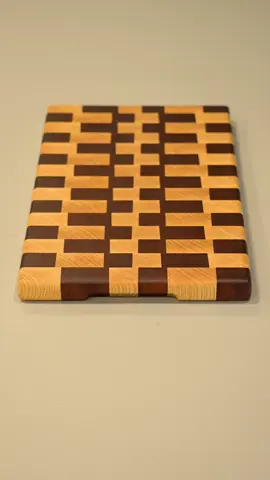 Dernière petite surprise de cette année ⚡️ J’espère que vous avez passé de belles fêtes de fin d’année ! On se retrouve très vite les amis 🎄 Merci à @shopify de m’avoir accompagnée. Pour essayer la plateforme vous trouverez le lien dans ma bio.  (Collaboration commerciale) #shopify #woodworking #wood #cuttingboard #endgraincuttingboard #travaildubois 