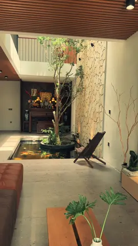 Ngôi nhà, giếng trời và hồ cá.  #x11studio #thietkethicong #tropicaldesign #anhsangtunhien #giengtroi #villa #cauthangbay 