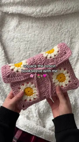 this is literally the cutest booksleeve ever🥹 and it’s pink!!🩷🌸 thank you so much for this lovely gift @Fleurtjesbook.shop 💗 #books #BookTok #reading #SmallBusiness #bookish #bookishthings #booksleeve #christmas #christmasgift #bookgifts 