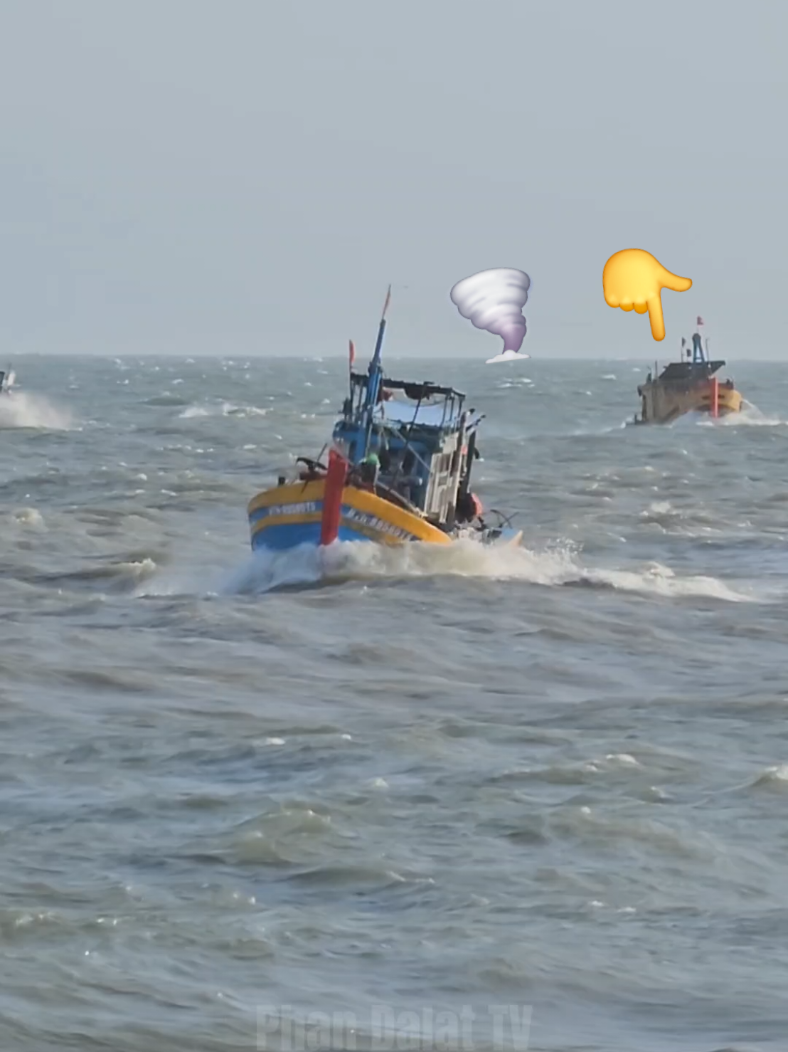 Tàu Bé Cũng Phải Cố Vượt Qua Sóng Lớn 🌪 #fishing #phandalattv 