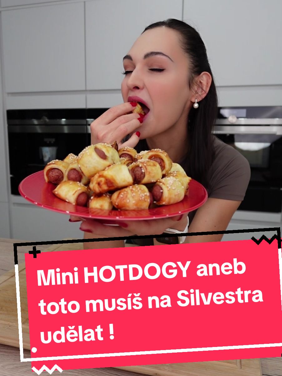 Vyzkoušíš? 🤗❤️ IG: viktorie_hrazdilkova Web: fitviki.cz #hotdog #minihotdog #silvestr #snack #chlebicky #oblozenechlebicky #listovetesto #receptyzlistovehotesta #vanoce #jednohubky #vanocnicukrovi #cukrovi #zdraverecepty #recepty #jidlo #jedlo #xmas #christmas #fitnesscz #hubnuti #videorecepty #FoodLover #inspirace #motivace #dnesjim #dnesjem #silvestrovskepohosteni #czechfitnessgirl 