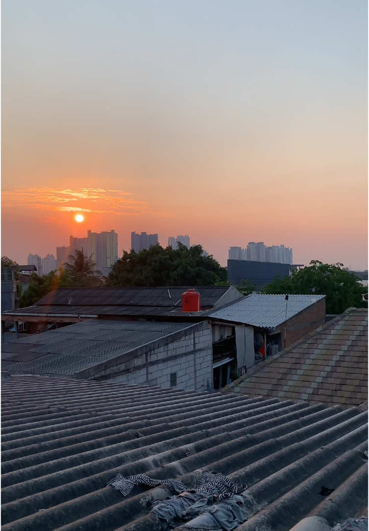 Sunset di ibukota gapernah gagal ✌️ #sunset #fyp #iphone #iphonexr 