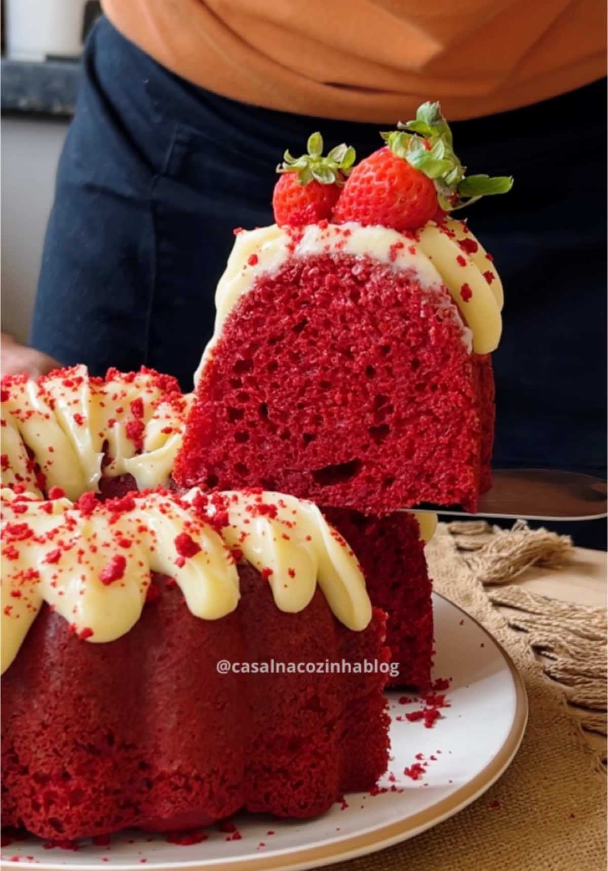 Bolo Red Velvet, muito saboroso e fácil de fazer  📌Ingredientes  1 xícara de leite 1 colher de sopa de vinagre de álcool  3 ovos 1 xícara de açúcar ½ xícara de óleo  1 colher de sopa de chocolate em pó  1 colher de sobremesa de essência de baunilha  1 colher de sopa de corante em gel vermelho 2 xícaras de farinha de trigo  1 colher de sopa de fermento em pó  Cobertura  1 caixa de leite condensado  1 caixa de creme de leite  150g de cream cheese  * xícara de 240ml