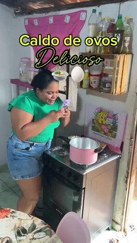 Caldo de ovos          Ingredientes: 	•	Cebola (1 unidade média, picada) 	•	Tomate (1 unidade média, picado) 	•	Cebolinha (a gosto, picada) 	•	Pimenta de cheiro (a gosto, picada) 	•	Cheiro verde (a gosto, picado) 	•	Temperos secos a gosto (ex.: cominho, colorau, páprica, pimenta-do-reino) 	•	Farinha branca (6 colheres de sopa, diluídas em um pouco de água fria) 	•	Ovos (quantidade da sua preferência, inteiros ou batidos) 	•	Óleo ou azeite (2 colheres de sopa) 	•	Água (aproximadamente 1 litro) Modo de Preparo: 	1.	Refogue os temperos: Em uma panela, aqueça o óleo ou azeite e refogue a cebola até ficar dourada. Acrescente o tomate, a pimenta de cheiro, e os temperos secos. Deixe cozinhar até o tomate desmanchar. 	2.	Prepare o caldo: Adicione água (cerca de 1 litro) ao refogado. Mexa bem e deixe ferver. 	3.	Engrosse o caldo: Adicione aos poucos a farinha branca já diluída em água fria. Mexa sem parar para evitar grumos. Cozinhe por alguns minutos até o caldo engrossar. 	4.  Adicione os ovos e  Tampe a panela por 10 minutos e tá pronto fica perfeito  #cozinhado #caldo #receita #receitafacil 