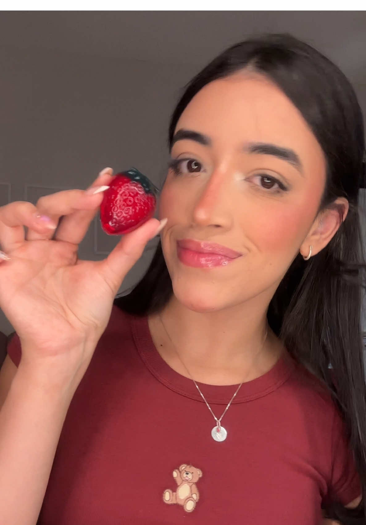 Coisas que eu gostaria que tivessem me dito nos anos 2000!  Sim, o moranguinho voltou! 🍓✨ @Avon Brasil #moranguinho #avon #anos2000 #y2k #publi #colortrendétrend 