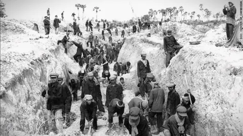 យើងប្រយុទ្ធលើកទំនប់ជីកប្រឡាយ #Khmerrouge #Democratickampuchea #song #1975_1979 #cambodia🇰🇭 