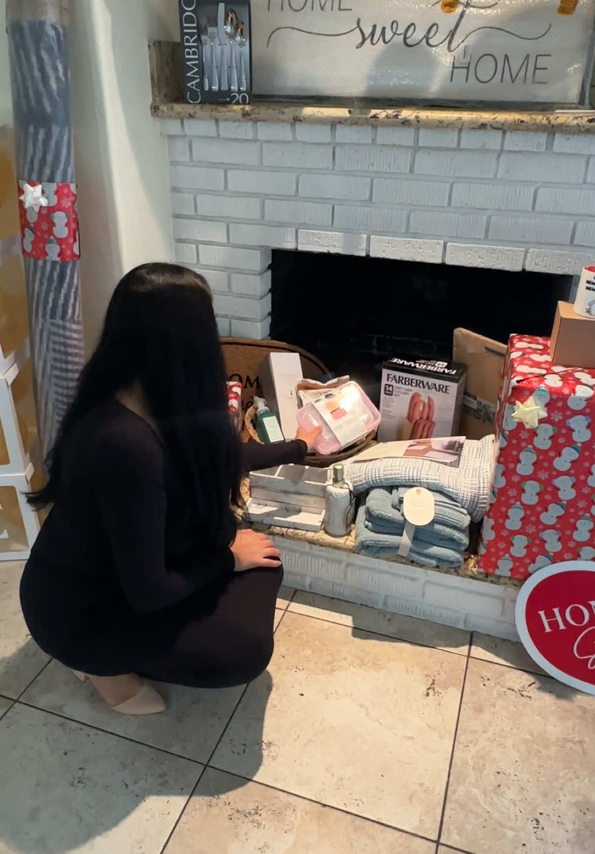 Closing gift haullll 🏠🔑🩷🎁 My first-time homebuyers were so happy and that’s all that matters! I love being able to help clients purchase their very first home 🏡🔑 God bless  #559 #realtor #realestate #realestateinvesting #centralvalley #california #californiahomes #tularecounty #homedecor #housetour #visalia #newhome #homeowner #newconstruction #latina #womenownedbusiness #bakersfield #present #christmas #giftideas #sold #homeownership 