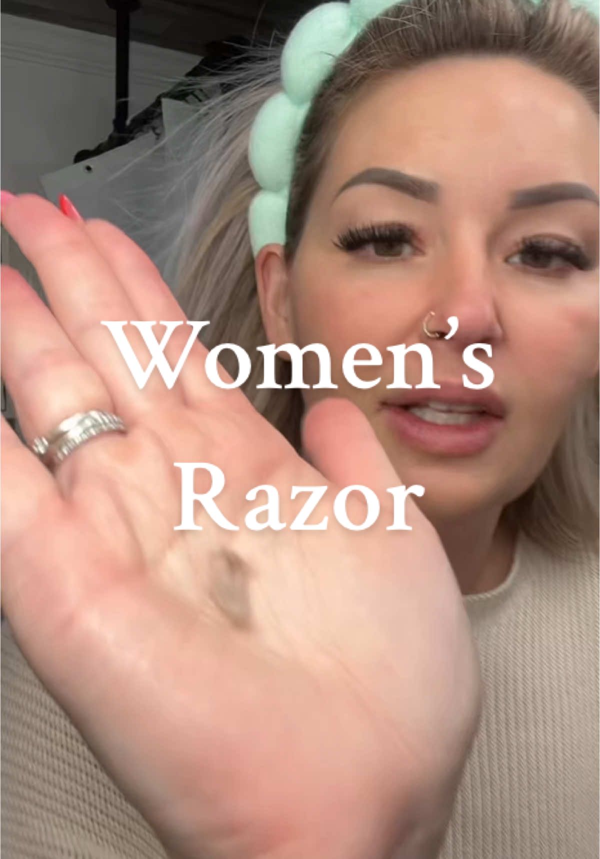 So gross and so satisfying 🥴 #razor #womensrazor #dermaplaning #facial #SelfCare #grwm  #treasurefinds  #GiftGuide  #starcreatorcompetition #holidaycreatorsummit #TTSLevelUp #spotlightfinds #TTSDelightNow #holidayhaul #mademyyear #newyearnewaura  #toptierdecember #tiktokshopcreatorpicks  #creatorsearchinsights  #tiktokshopendofyeardeals #MySuperMoments  #fashionlookbook