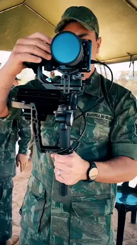 Cada cena que capturo pelas lentes carrega a história de uma missão, a força de quem luta pelo nosso mar, e a honra de vestir essa farda. Através da câmera, mostro o que as palavras não alcançam. Aqui, cada detalhe importa, porque o que vejo vai além da imagem — é a essência da nossa Marinha. Siga seu foco, a visão é clara: missão dada, missão cumprida!