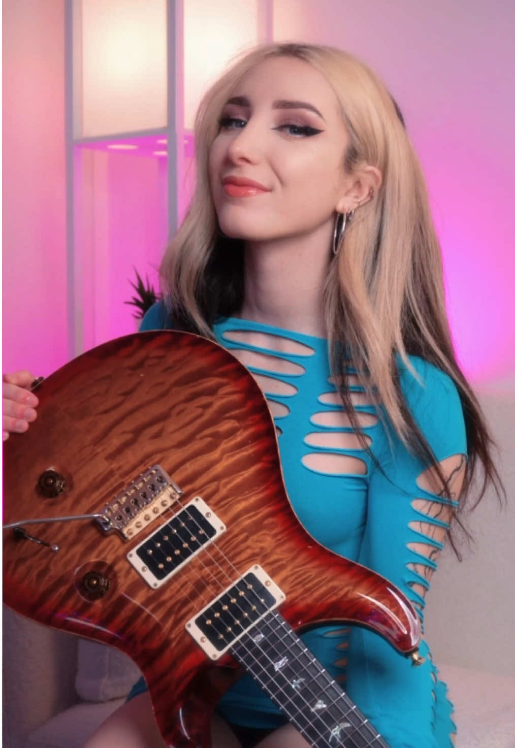 this solo is fun af, facts 😌 …what’s your favourite A7X song? 🖤⬇️ 🎶 Bat Country // @avengedsevenfold  #guitar #guitarist #guitarplayer #guitarsolo #guitarcover #femaleguitarist #guitargirl #metal #rock #prsguitars #daddario #neuraldsp #avengedsevenfold