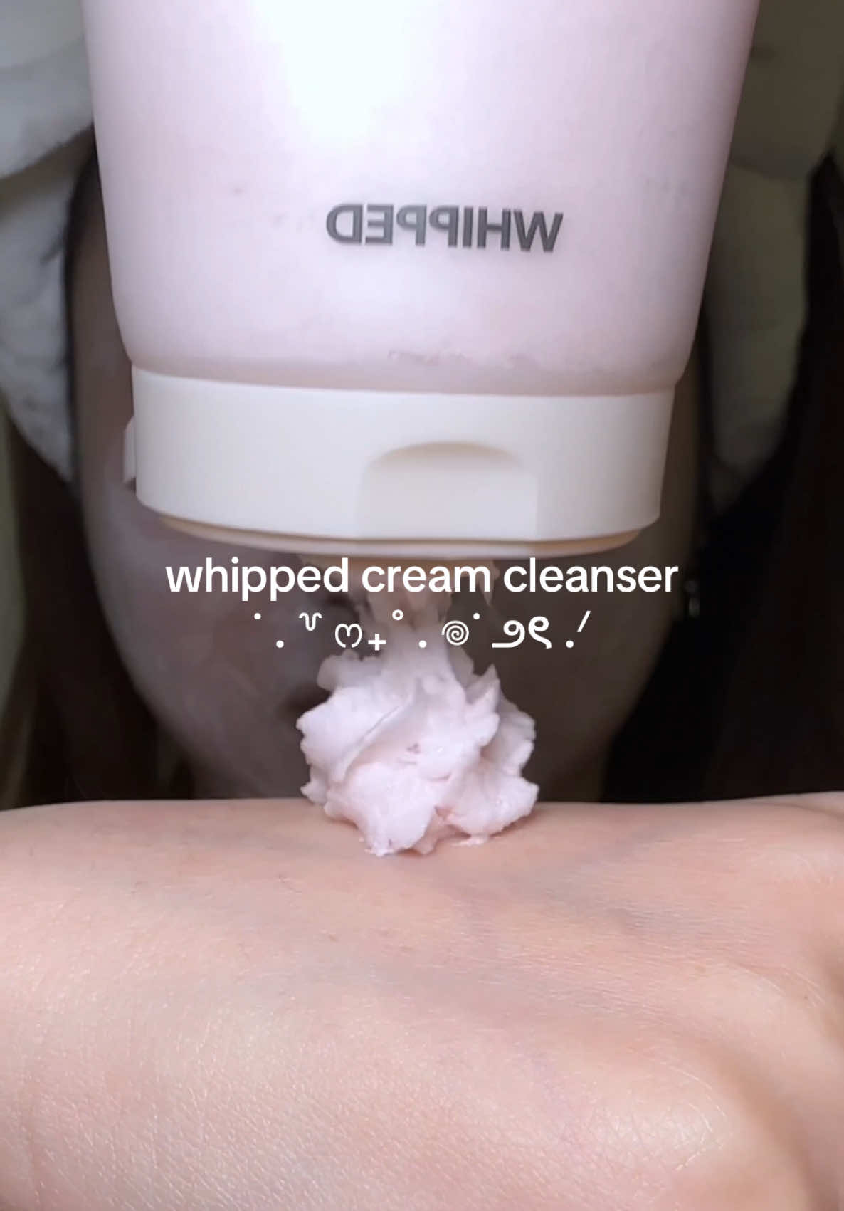 It looks and smells so delicious it makes me want to eat ittt🤤✨🧁🎀 - have you guys tried this viral whipped cleanser yet?? - oliveyoung code: OLIVEEMCHU22 yesstyle code: EMCHU22 - #whipped #whippedcleanser #doublecleansing #skincaretiktok #koreanskincare #kbeauty #pinkskincare 