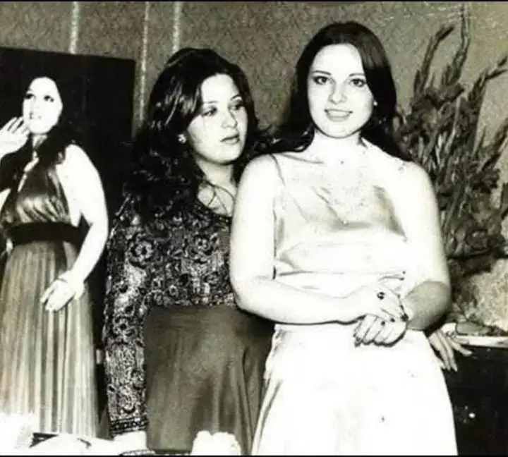 صوره تجمع بين الأختين الجميلتين بوسى ....ونورا ❤️❤️ الفنانه الجميله نورا ....أسمها الحقيقى علويه مصطفى محمد قدرى  من مواليد عام1954   وهي شقيقة الفنانة بوسي، حاصلة على بكالوريوس تجارة،  اعتزلت التمثيل في عام 1996، وارتدت الحجاب، وسبق لها الزواج من الفنان حاتم ذو الفقار كما سبق لها الزواج من رجل الأعمال هشام طلعت مصطفى بعد اعتزالها التمثيل لكنهما طلقا في عام  بوسى .......اسمها الحقيقى صافيناز مصطفى محمد قدرى  من مواليد1953  تخرجت من كلية التجارة عام1977   تزوجت من الفنان نور الشريف عام 1972 وأنجبا سارة، ومي وتعمل كممثلة، وتم الطلاق بينهما بعام 2006 على إثر الخلاف بسبب علاقة نور الشريف بممثلة شابة فطلبت حينها الطلاق، وفي عام 2015 عادت إلى نور الشريف بعد انفصالهما الذي استمرت لتسع سنوات إلى حين وفاة نور في أغسطس 2015