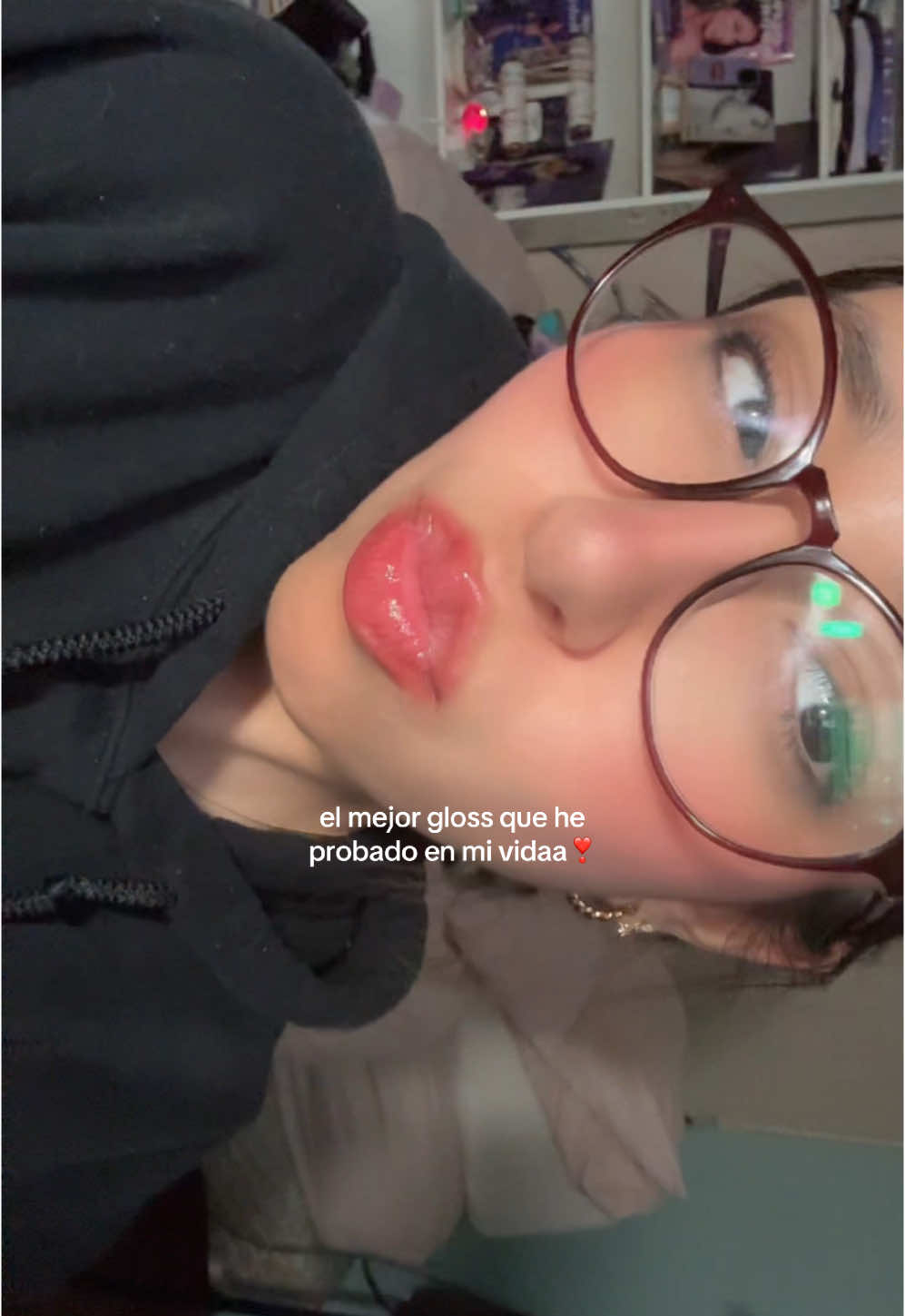 @r.e.m. beauty glossy balm en tono cherry cola te amo 🌟 #rxdrigostan #arianagrande #makeup #grwm #lipgloss #rembeauty #wicked #fyp #foryou #foryoupagе #paratii #viral #fypp #parati 