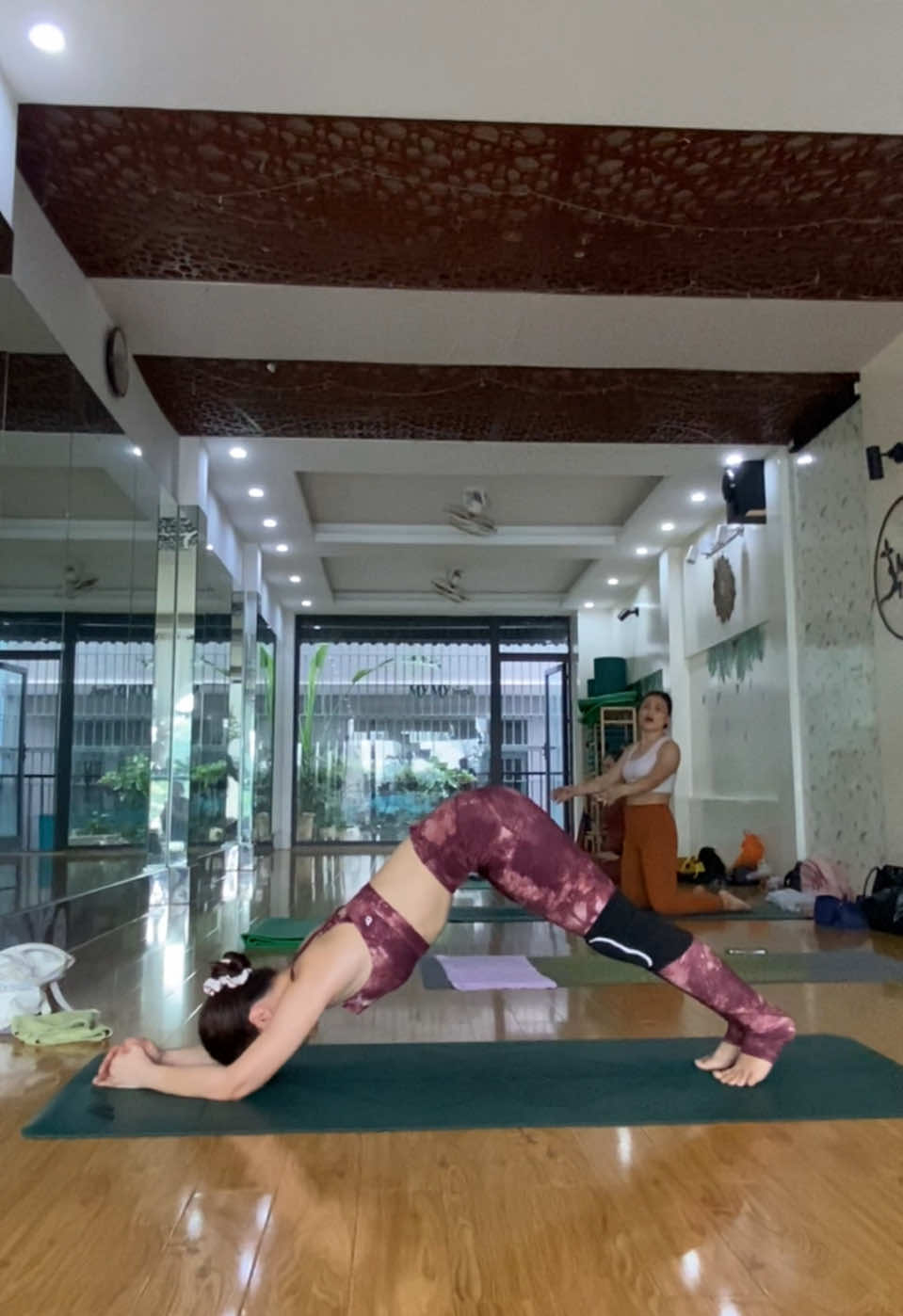 Yêu làm gì chứ ở đó mà hỏi quài yêu là gì😆 Bài tập tư thế đẩy con cá heo giúp người tập tăng cường sức mạnh cơ bắp phần vai và cánh tay, giúp đôi vai của bạn trở nên dẻo dai, linh hoạt hơn. Bên cạnh đó, tư thế con cá heo còn tác dụng lên vùng bụng giúp tiêu hao mỡ bụng, cơ bụng trở nên săn chắc hơn. Love Huyền Nga #yoga #yogawithnga #huyenngayoga 