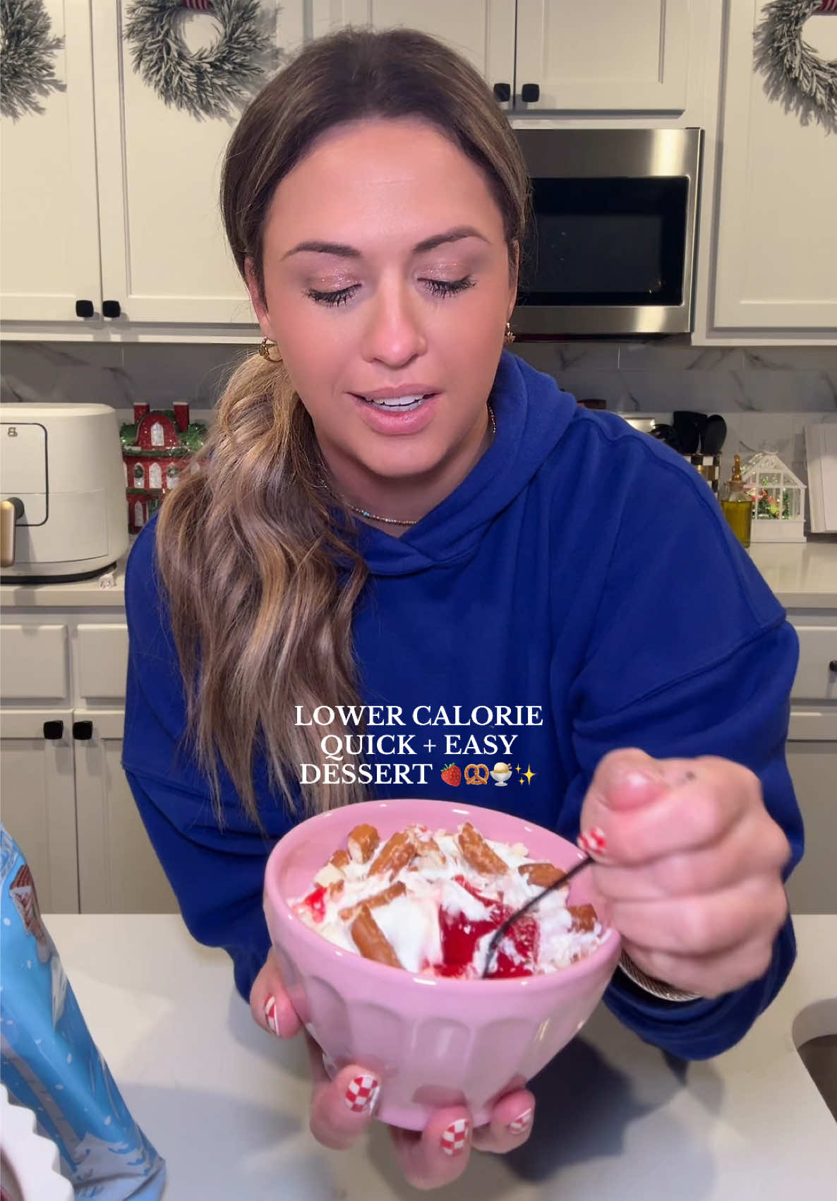 It’s soooo much food and so good 🍓🥨🍨✨ #lowcalorie #dessert #quickdessert #jello #snackbreak #snackideas 
