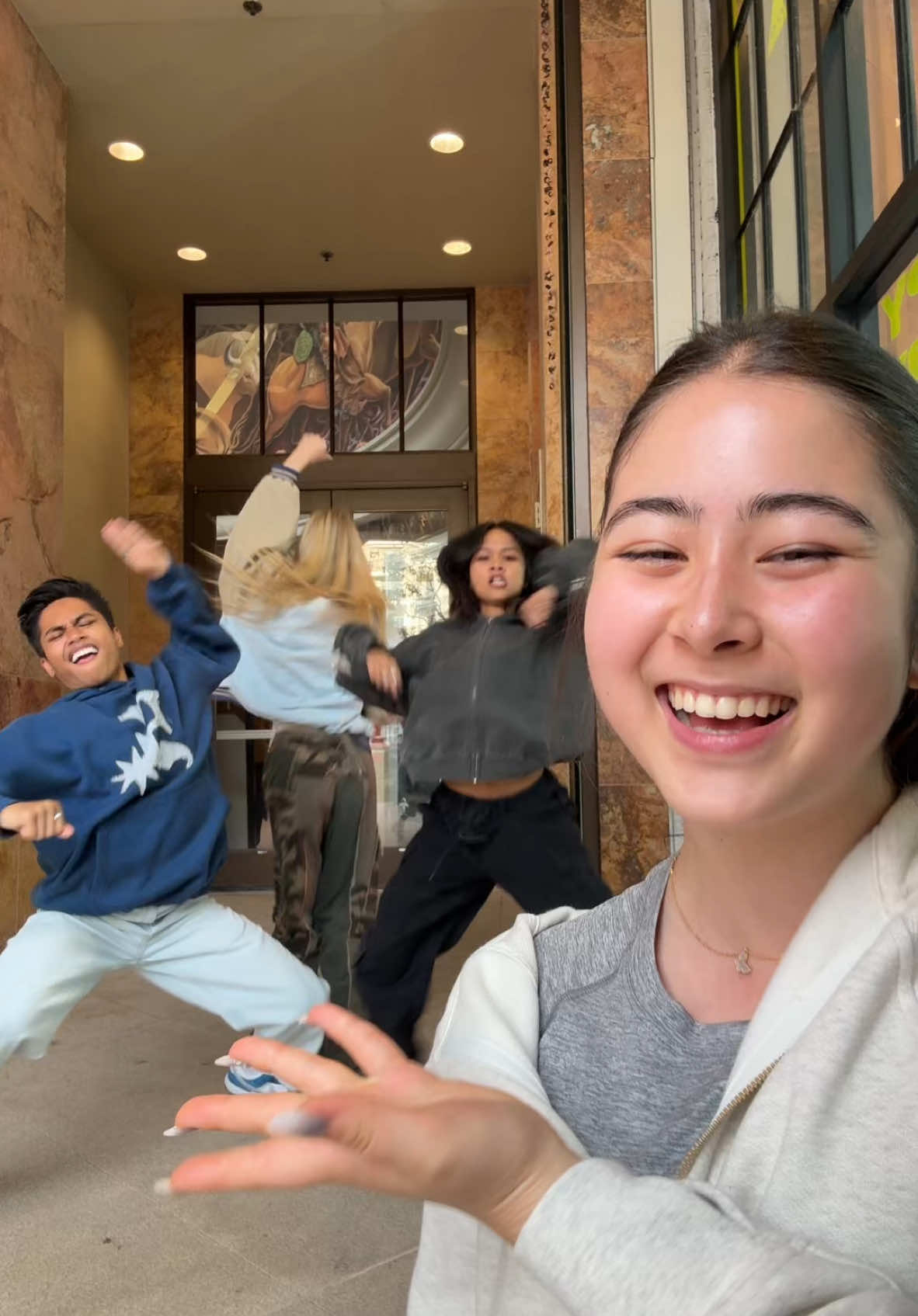 8 people were watching us @Angelo @Lexy @Emily Dobson #sofimanassyan #dance #friends 