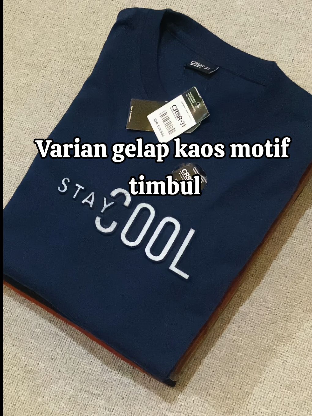 warna gelap motif timbul, 4 pcs cuma 100ribuan 🤩 #kaosdistro #kaosmurah #tshirt #kaosembos #4pcs100k 
