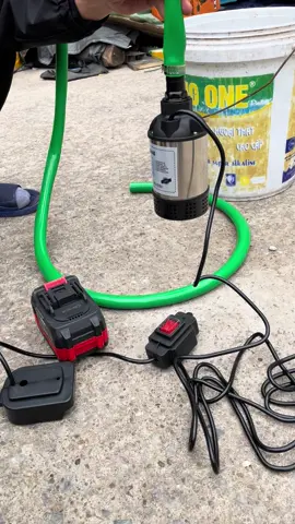 Máy bơm chìm chạy pin chân phim pin phổ thông #bomchim#bomchim12v#bomchimchaypin #maybom #maybomnuoc #maybommini #maybomnuocmini 