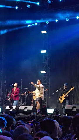 Soulful performance by Sal Priadi #idliketowatchyousleeping #satuyangtakbisalepas #salpriadi 