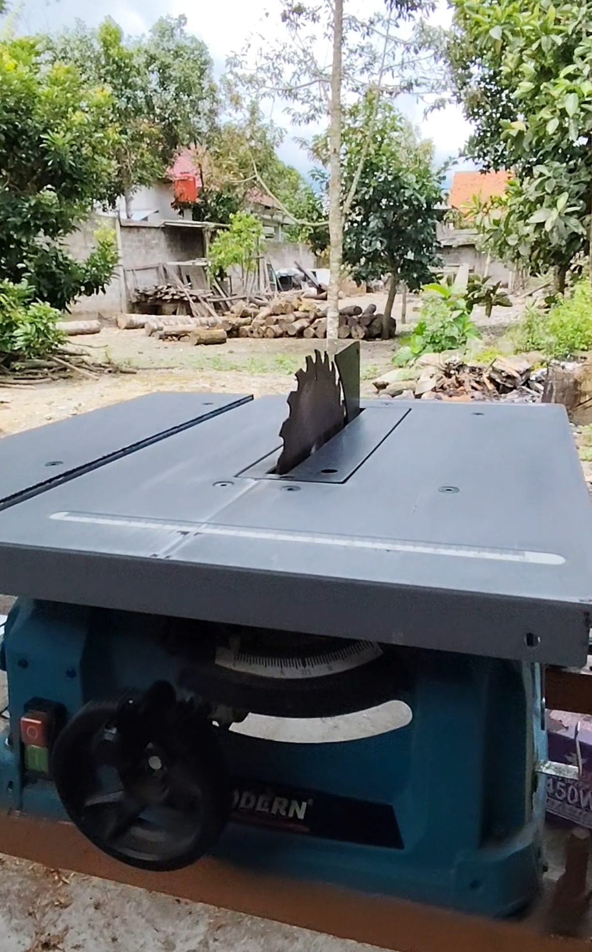 Mesin gergaji meja modern M608 adalah produk yang dijual dengan daya 1500 watt. Produk ini dilengkapi dengan pisau potong berukuran 8 inci yang dapat memotong bahan dengan lebar dan ketebalan yang lebih besar dibandingkan dengan pisau potong yang lebih kecil.  Keuntungan dari daya 1500 watt pada mesin gergaji meja ini adalah dapat memotong bahan dengan lebih cepat dan efisien. Dengan daya yang besar, mesin ini dapat memotong bahan dengan lebih cepat dan efisien sehingga dapat menghemat waktu dan tenaga.  Pisau potong 8