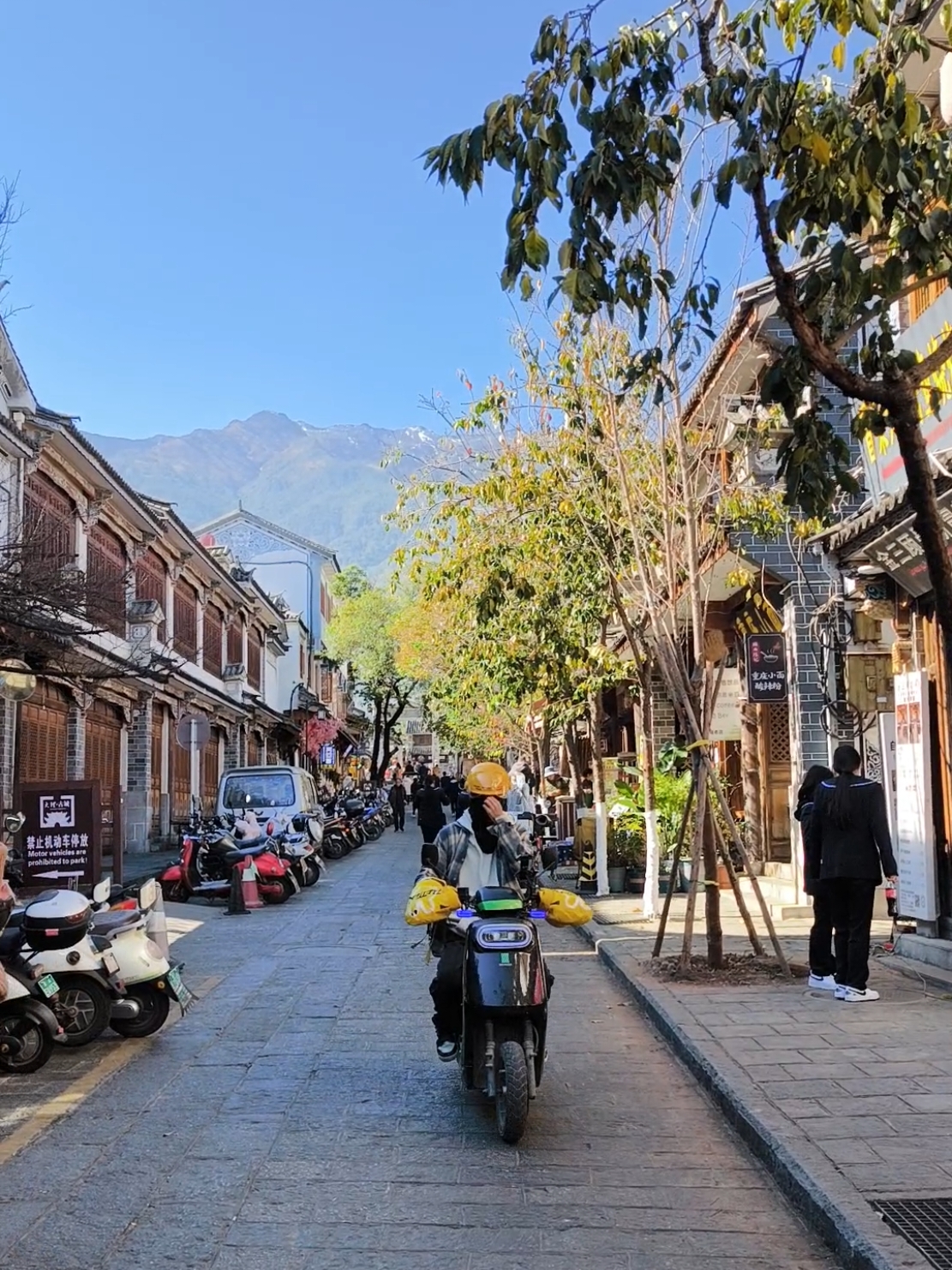 Nestled between the lake and the mountains, Dali old town is absolutely breathtaking! 🏔️😍 Dali Old Tow in Yunnan, China  大理古城，云南, 中国 #ilovechina #chine #yunnan #montagne #chinaa #travel #voyage #我爱你中国 #大理 #dali  #云南 #中国 #montain 