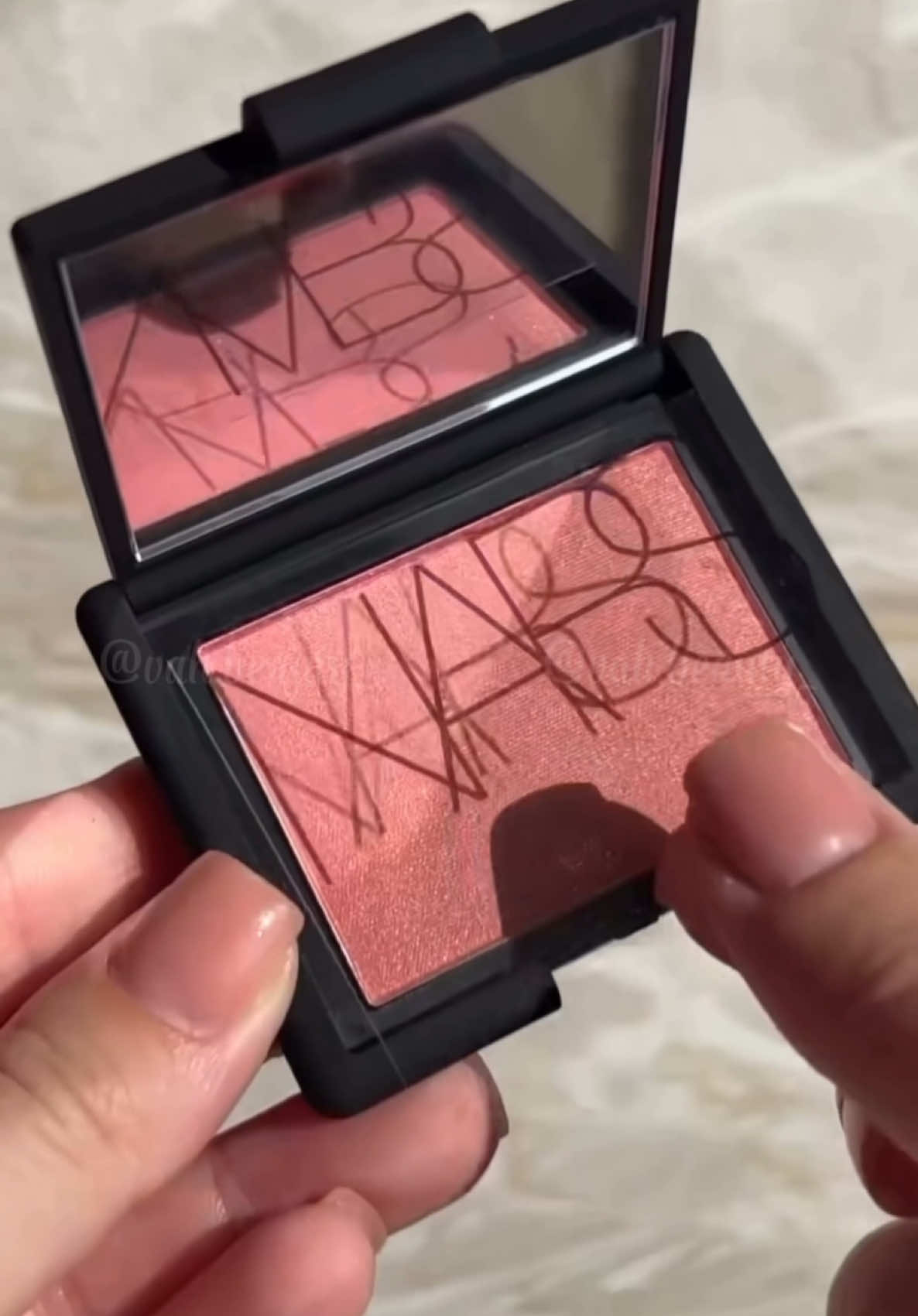 𝙋𝙝𝙖̂́𝙣 𝙢𝙖́ 𝙝𝙤̂̀𝙣𝙜 𝙉𝘼𝙍𝙎 𝟰,𝟴𝙜- Tone 4013 Orgasm màu hồng đào ánh nhũ Phấn má hồng mang lại cho bạn đôi má căng mọng với sắc tố màu cực kì lạ mắt.