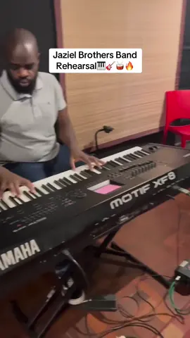 Such a buff💪🏽Band🔥😮‍💨 #music #band #musiciansoftiktok #fyp #piano #drums #christmas #christmas #trending #guitar #gospelmusic #fypシ゚ #rnb #southafricatiktok #bassguitar #southafricangospel #sama28 #december #chrisbrown #church #nye #festive 