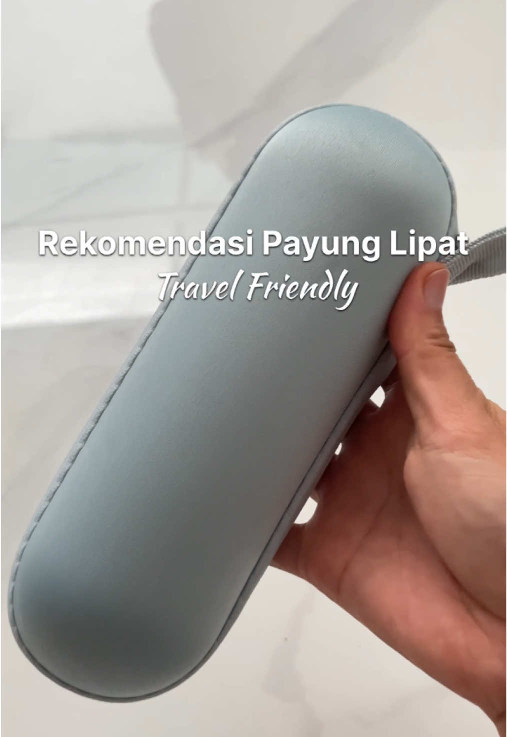Musim hujaaan wajib selalu sedia payung di tas! Aku rekomendasiin nih payung lipat yang udah ada tempatnyaa kayak kapsul gitu gemessss, mini lucu pol! Gak ngabisin tempat juga pas dibawa pergi-pergi! Cus ah dikeranjang! #payung #payunglipat #payunglipatotomatis #payungviral #payunglipatmurah #payunglipatmini #payunglipatantiuv #payunglipatcapsule 