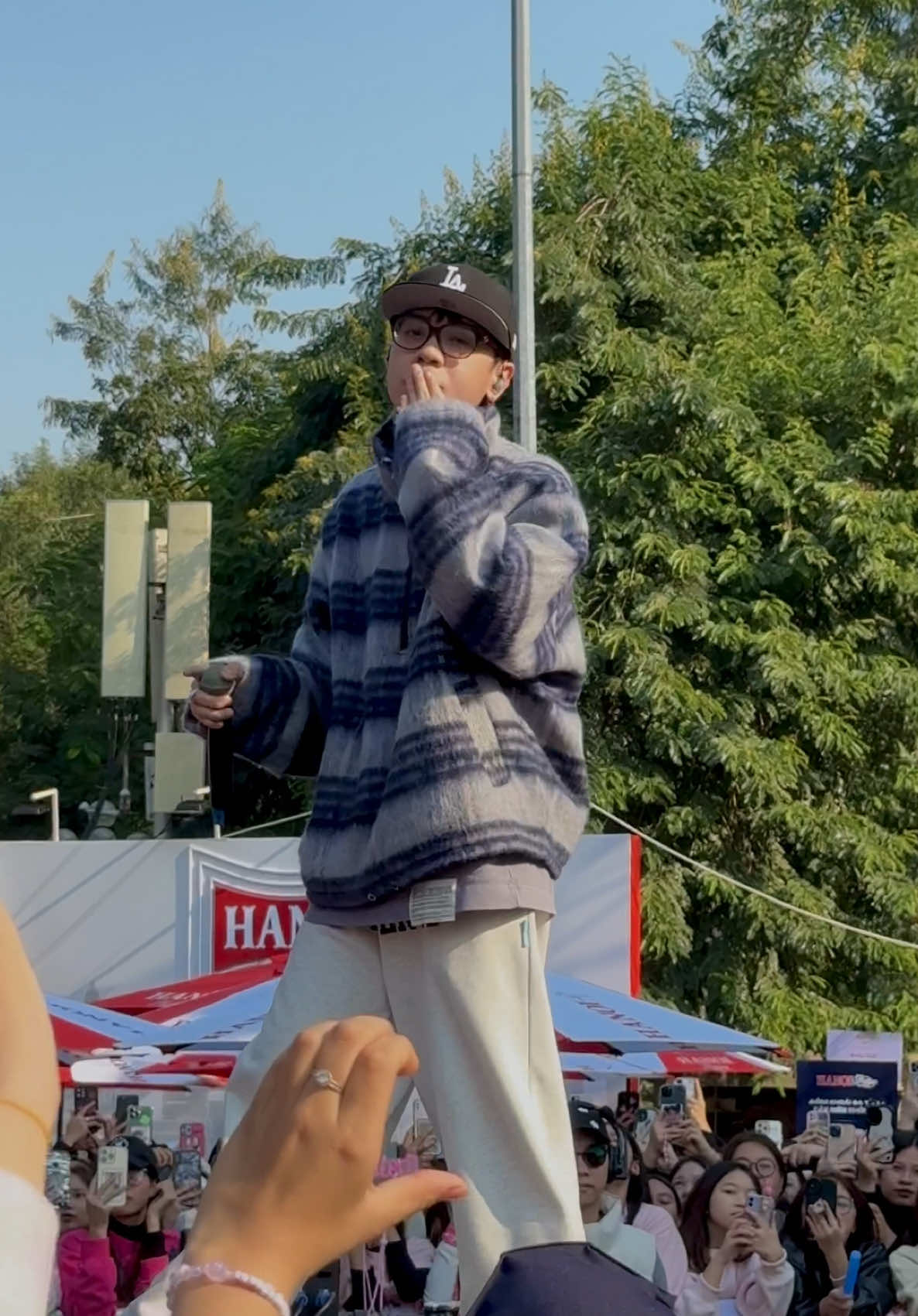 ảnh nhìn tôi ảnh hun gió tôi 🤯🫨 #quanghungmasterd #biahanoi #hanoipremium #premiumhouse #fyp #xuhuongtiktok 