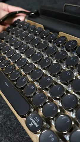 The retro typewriter Bluetooth keyboard features a left lever to switch lighting effects. It uses a mechanical key switch design, providing crisp key feedback and replicating the typing experience of a real typewriter#keyboard #typewriter #us #fyp #computer #mousepad #fyp #ipad #tiktok #tiktokshop 