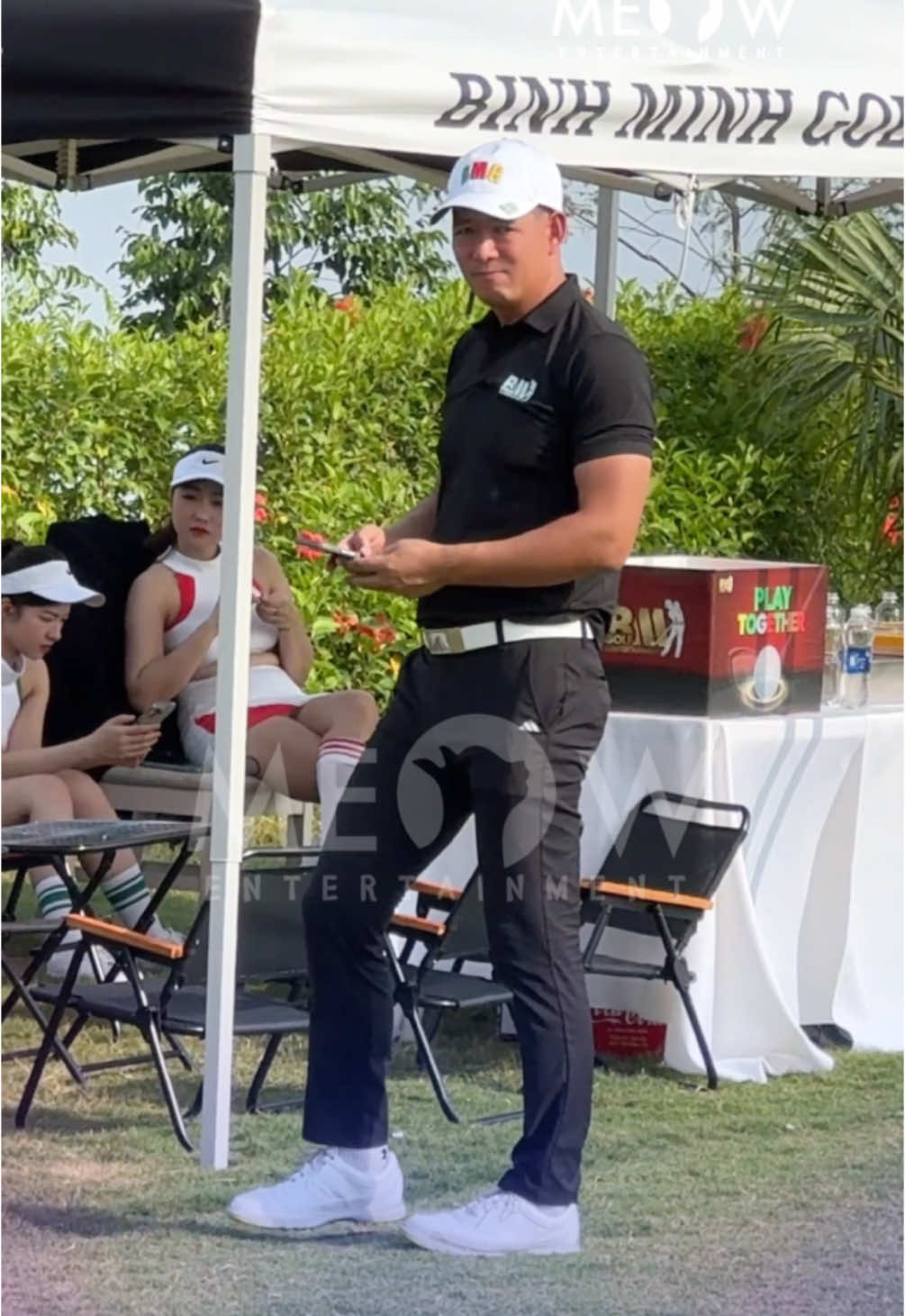 Bắt gặp nét mặt l/o lắ/ng của siêu mẫu Bình Minh cho giải Play Together Golf do mình tổ chức. #MeowEntertainment #SapTinggg #MeowNetwork #cayphimnayne #saptinshowbiz #TikTokGiaiTri #BMG #BINHMINHGOLF #BINHMINHENTERTAINMENT #DIENVIENBINHMINH #PLAYTOGETHERGOLF 