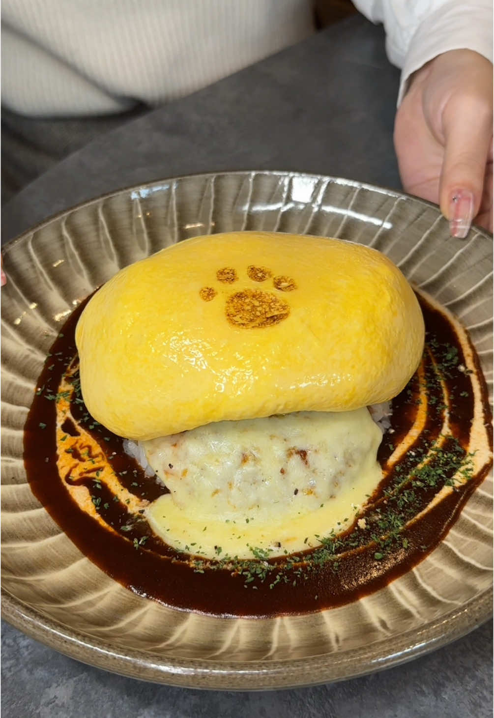 1億再生バズったオムライス😋 ◎ ハンバーグオムライス¥1,600 チーズトッピング+200 ハンバーグ追加+500 【店舗名】いくら博多店 はんばーぐとおむらいすのお店 【住所】福岡県博多区博多駅前２丁目８−１２ ザ・ブラッサム博多ビル 204区画 【アクセス】博多駅口から徒歩5分 【営業時間】11:30-14:00、17:00-20:00 【定休日】なし 【予算】￥1,000～￥2,000 福岡で行列ができる 肉球の焼印で有名なオムライス屋さん✨ 最近東京の渋谷にもNEW OPEN!! カウンター席に座れたら 目の前でオムライスつくるところを 見ることができます！ #福岡グルメ #japanesefood #tiktokfood 