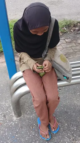 sekiranya sapa2 yg trnpk dia ni...bg la mkanan atau bg la duit sikit...kesian trnpk dia melintas jln sambil pegang2 perut dan pucat ,tdk bermaya....trdetik hati utk berhenti d tepi jln dan jumpa dia....rupanya suda 4 hari dia tdk mkn....tngan pun begetar2 suda....punya kesian...tinggal sorang2 d bawa jambatan....slpas ibubapa dia meninggal dia tiada tpt brgantung dan hanya mkn dr sisa2 dr restaurant brhampiran.....😭😭😭😭😭😭.. #babahsentiasadlmhatikami 