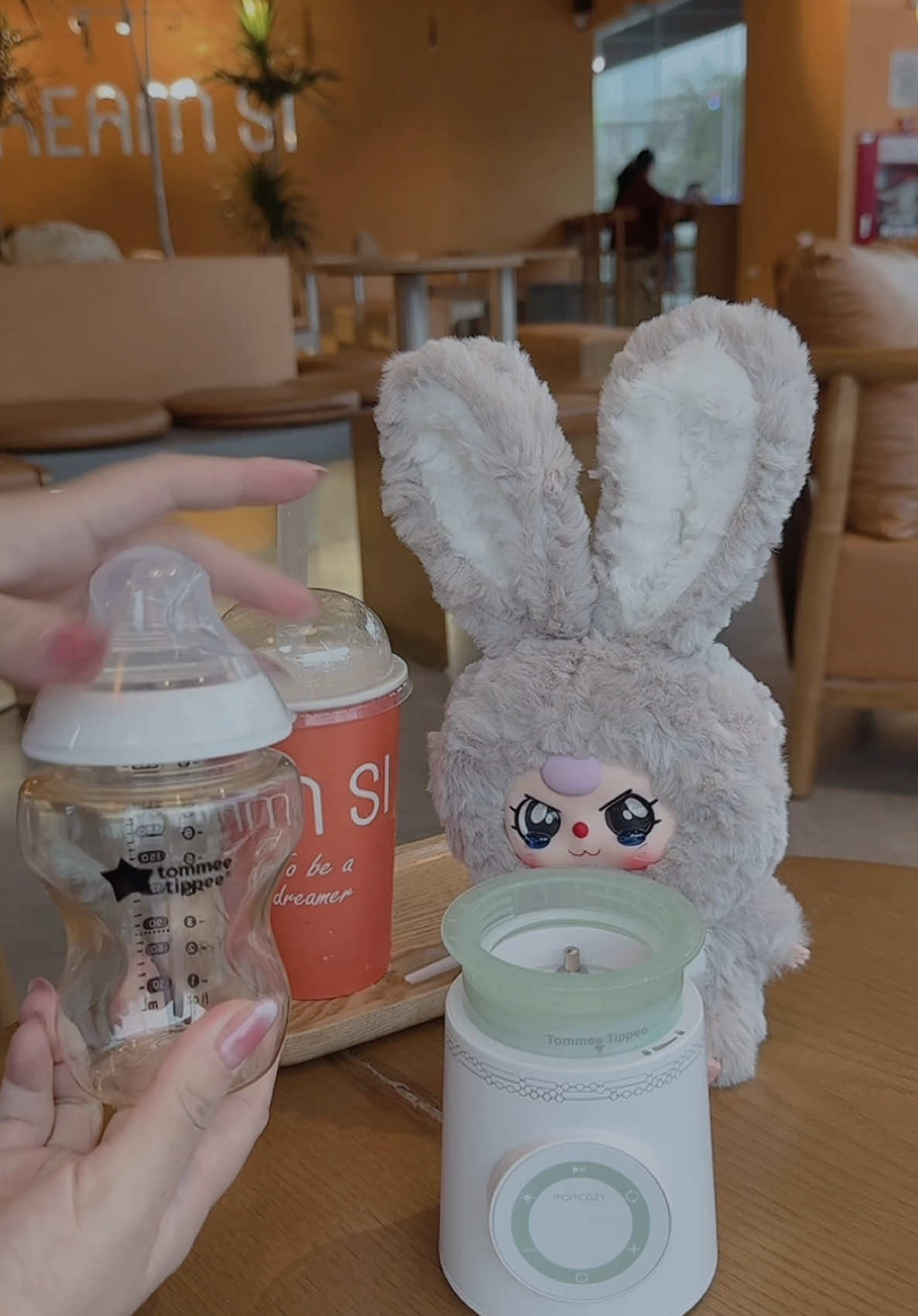 Theo chân con gái đi coffee 🍼  Các mom ai có máy hâm Momcozy rùi điểm danh nào 🎧🎧#megialinh #phasuachilchil 