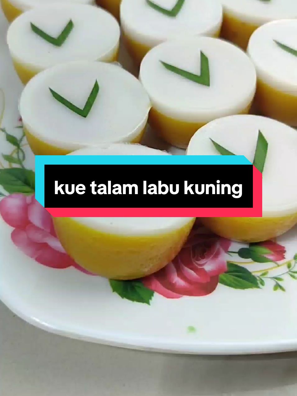 Resep kue talam labu kuning(waluh)  300 gram labu kuning (berat bersih setelah di kupas, cuci bersih dan tiriskan)  Lapisan kuning 150 gram gula pasir 50 gram tepung beras 90 gram tapioka 1/2 sdt garam 250 mili santan Lapisan putih 80 gram tepung beras 45 gram tapioka Sejumput garam Sejumput vanili 390 mili santan.  dalam video aku bikin 2x resep yg aku tulis.  Cara membuat: Blender semua lapisan kuning sampai halus, siapkan cetakan kue talam olesi pake minyak goreng, tuang adonan k dalam cetakan 3/4 kemudian kukus selam 15 menit pake api sedang,  Sambil menunggu kita buat adonan putih, campur semua bahan, lalu tuang ke dalam tinwall tadi kukus lagi selama 15 menit, atau sampai matang.  Angkat lalu biarkan sampai dingin agar kue talam tidak mudah hancur.  #resepkuetalam #kuetalamlabukuning #olahanlabukuning #resepimahmuslimah #fyp #semuaorang #idejualan #kuetalambox #viral #jajananpasar #kuetradisional