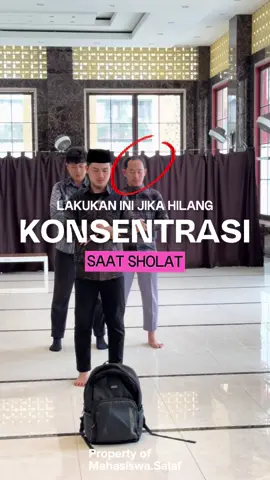 Lakukan ini ketika hilang konsentrasi saat sholat ⤵️ Meludah ringan ke kiri, dengan cara meniupkan udara yang mengandung sedikit air ludah. Ini diperbolehkan, dengan syarat tidak mengganggu orang yang berada di sebelah kirinya dan tidak mengotori masjid. Allahu a’lam. #sholat #mahasiswasalaf