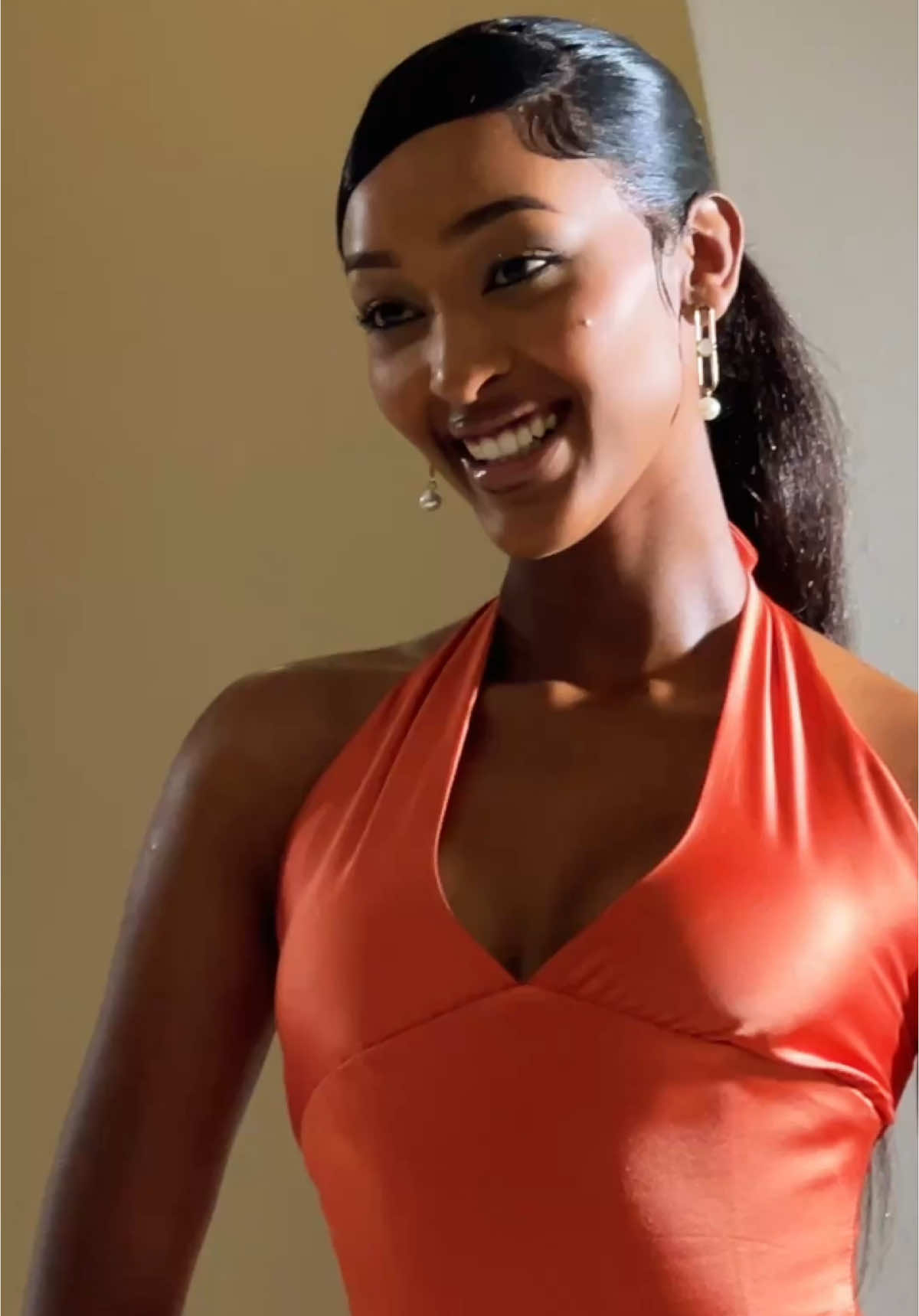 “Miss Uganda is a woman who believes in herself and steps into the public eye to show what women are capable of achieving in their communities,” Hannah explains. “It’s about inspiring young women to do better, to believe in themselves, and to take up space on different platforms.”- @hannahkarema  credits:  photography: @vic_media_photography Location: @vic_media_studios_  Makeup: @hannahkarema  Hair: @natna_hair_ Hair installation: @tianah_artistry Wardrobe: @miss_shee_ accessories: @nshuti_accessories video: @pages_photography_ @ritah_shot_it assistants: @ritah_namirimu, @sturritella creative direction: @atwiin3 @hassan_satis #Uganda #missuganda #hannahkarema #hannahkaremamissug #ugandan 