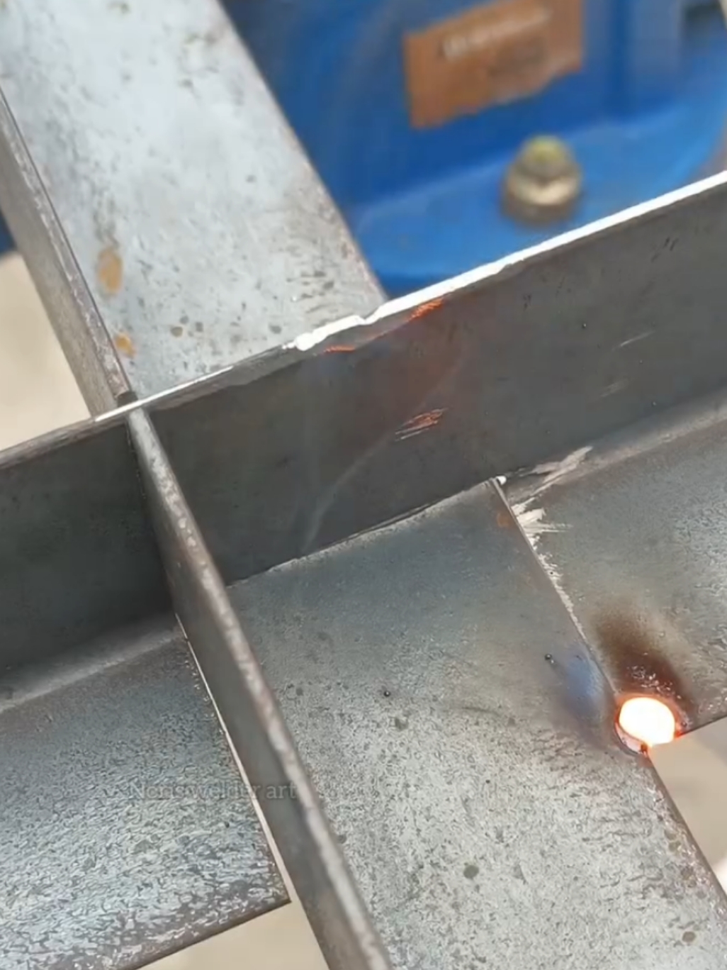 Few people tell how a welder makes four corner iron  joints. #weldingcreativetools #weldingjoint #metalworking #amazing #welding #ideas #thinmetal #fabrication #diyproject #tipsandtricks #weldingschool #metalwork #weldinglife #weldingart #beginners #fyp #technique 