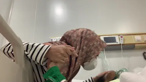 sebelum 2024 berakhir mau cerita sedikit cerita yang masih seperti mimpi di tahun ini. Beliau adalah mertua saya, dia sakit kurang lebih 8 bulan dan selama itu setiap berobat selalu saya temenin walau pada saat itu belum jadi menantunya. Dan pada bulan Juli saya menjadi menantunya 1 bulan sebelum mimpi itu terjadi. 15 Agustus penyakit ibu tambah parah dan harus larikan ke RS serta harus di rujuk ke RS yang lebih besar buat OP secepatnya. Setelah di larikan ke RS lebih besar ternyata ibu masuk IGD Zona merah dan harus mendapatkan perawatan intensif  di ICU. terakhir ibu di ICU ibu sama sekali ga mau di tinggalin, dan bilang pengen pulang terus, walau keadaan sedikit demi sedikit aga membaik karna dapat kabar akan dapat cucu dari saya tetap penyakit ibu sudah parah.  hingga 1 minggu setelah ibu masuk RS dan ruangan ICU 1 malam ibu mulai ga sadar, nafasnya mulai terhenti dengan mulut yang senyum seperti udah ga ngerasa sakit lagi karna penyakit Kangker Servik stadium 4.  Dengan hati berat dan sedih ruangan ICU sendiri saya berbisik 