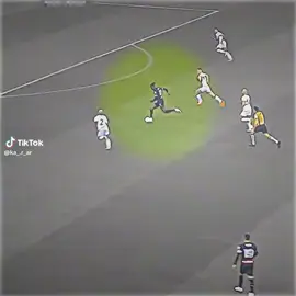 عندما تقلد اسطورتك في كره القدم 