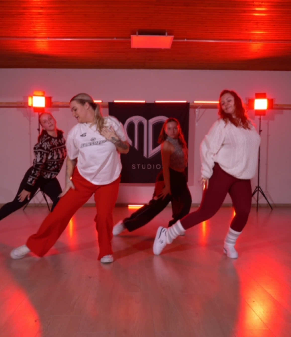 Christmas Dance 🫶🏽🫶🏽 🧠 choreography: @marcoek @Dennis Nix  🎵 music: @arianagrande @Mariah Carey @Jennifer Hudson  🎥 Video: @littywavestudios  🏠 Location: @MD Studios  💃🏻 Dance: @Maren Müller @Jennyca Oster @celine.dragon ♥️♥️♥️ Liebs einfach 😍 #mdstudio 🫶🏽
