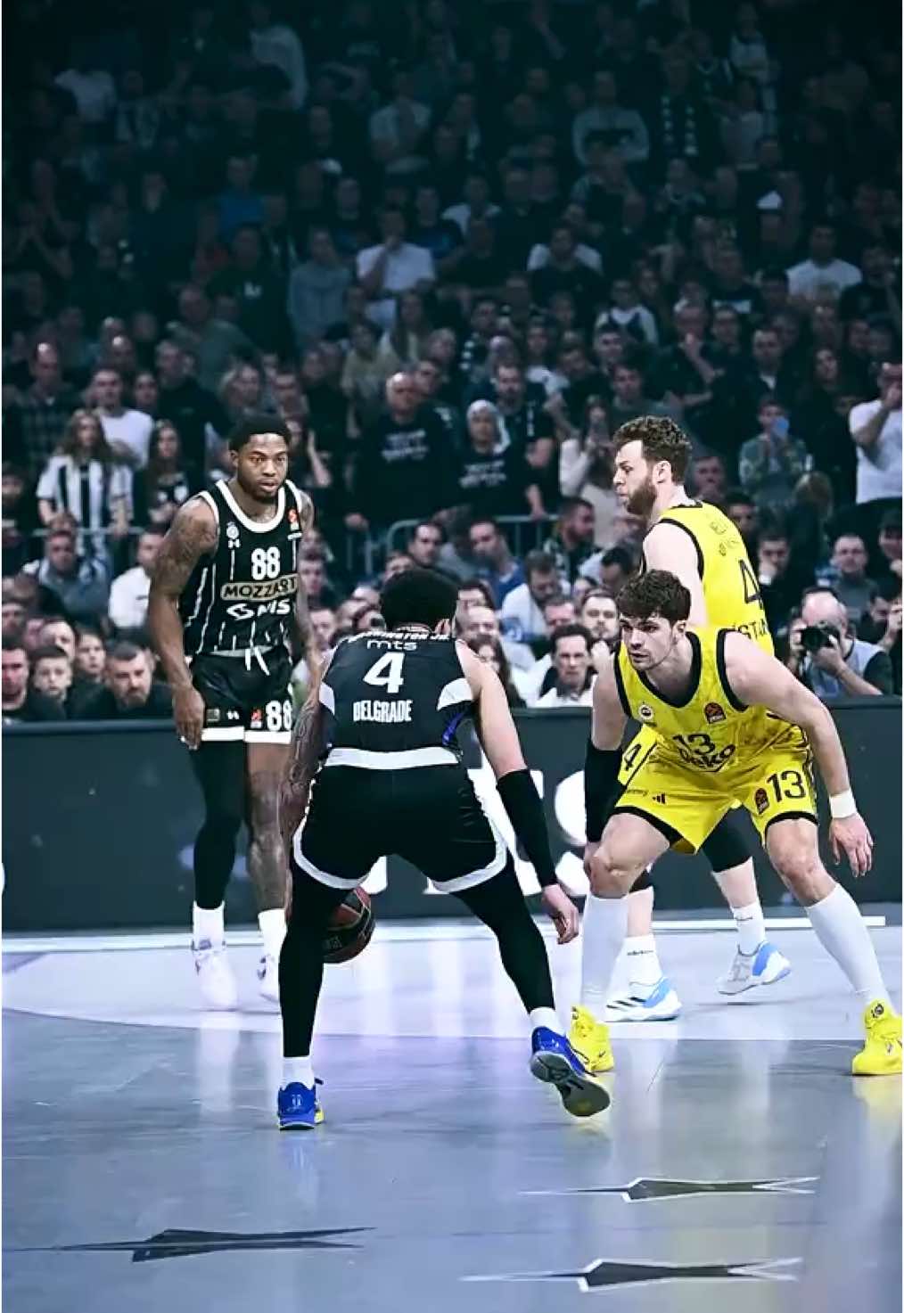 AND ONE 😤 @dwizjr . . #partizan #partizanbelgrade #partizanbc #arena #basketball #basketballedits #anone #video #videography #videographer #viral #belgrade #NBA #duanewashingtonjr #dwiz #wiz #washington #partizansampion #euroleague #euroleaguebasketball #grobari 