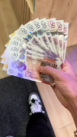 Mad Dog ive got £300 here i wanna upgrade my MMA gear what you got?#FYP #foryouu #fyp #boxing🥊 #boxing #birmingham #UK #suttoncoldfield #maddog #brummie #british #english #wbu #champion #cleto #reyes #cletoreyes 