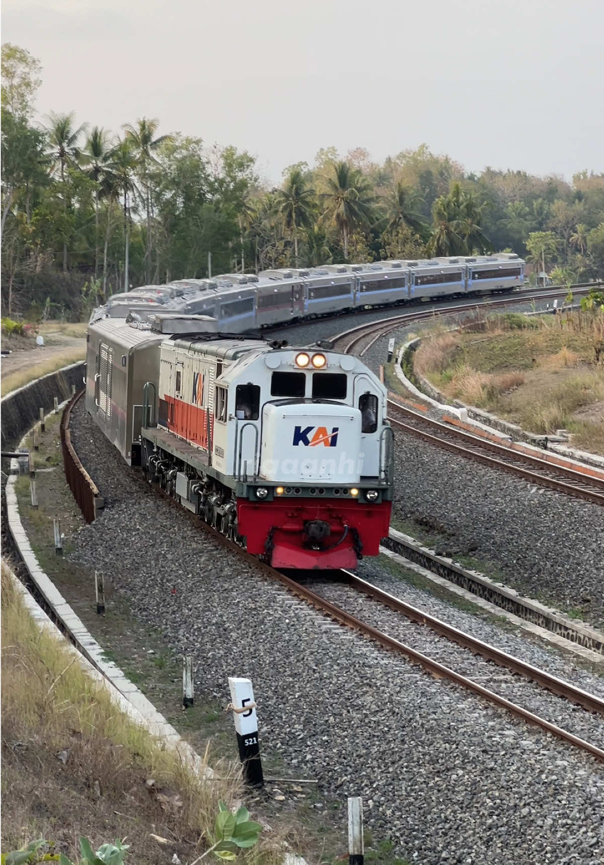 ASMR S35 merdu dari lokomotif CC201 yang menarik rangkaian kereta New Generation KA Logawa. 🚂 : CC201 83 03 YK Ft KA 211 Logawa (JR-PWT) 📍 : Kelok Mertan #kereta #keretaapi #keretaapiindonesia #videokeretaapi #huntingkereta #galerikereta #railfans #railway #railways #trainspotting #trainspotter #daop6yogyakarta #fyp #riaaanhi 